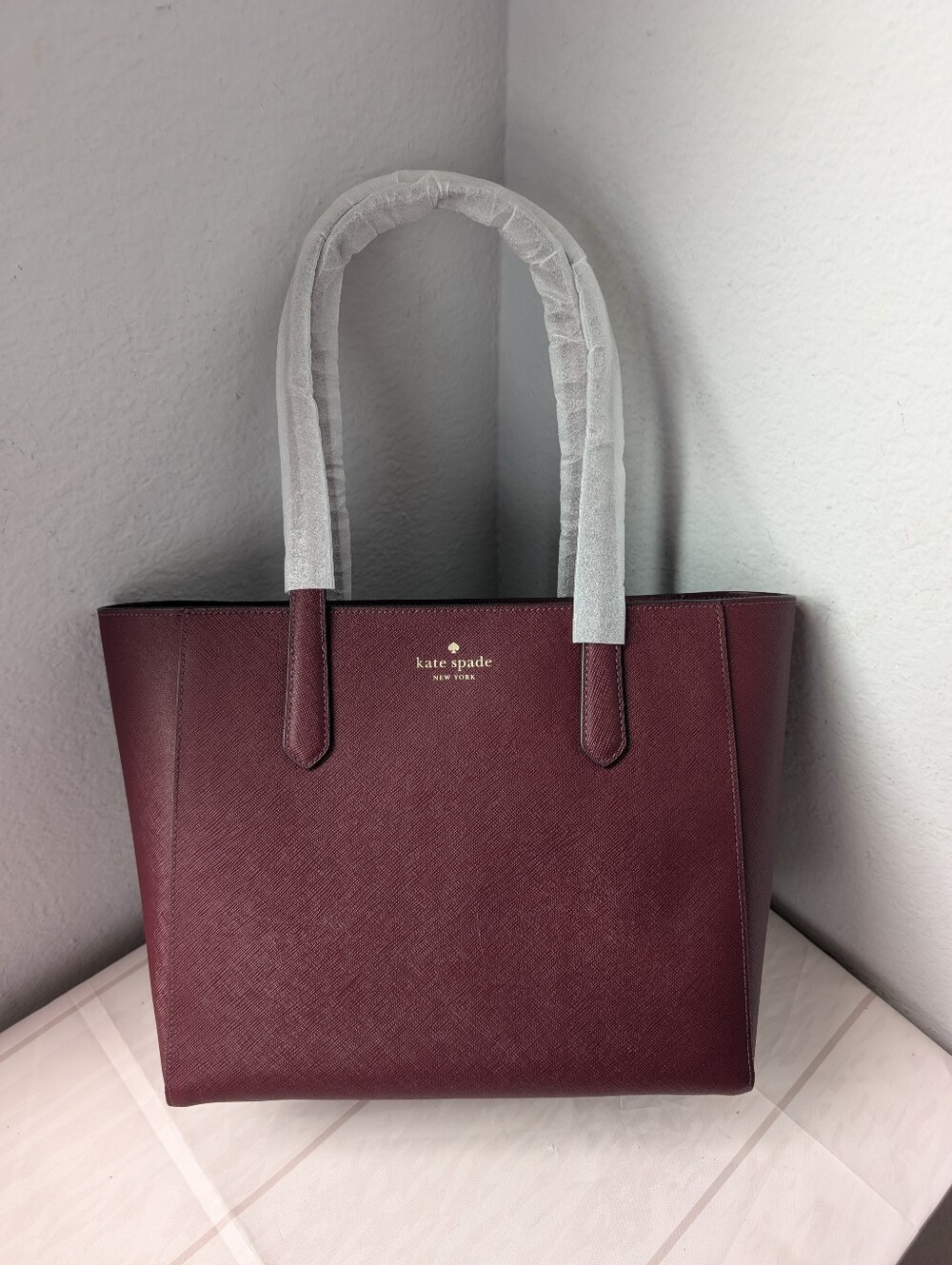 NWT Kate Spade KP070 Staci Medium Tote Saffiano Leather in Grenache